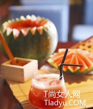 调酒师用日本酒调制的鸡尾酒