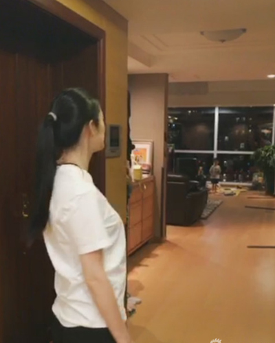 姚晨手捂孕肚现身新闻