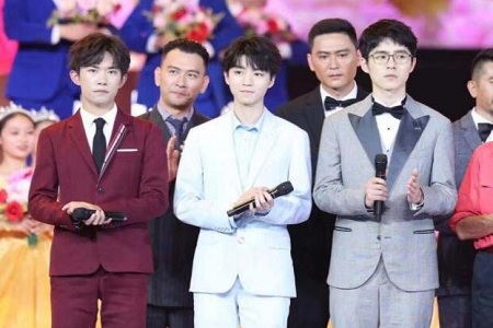 王俊凯易烊千玺刘昊然罕见同框，Tfboys三缺一玺洋洋变沸羊羊