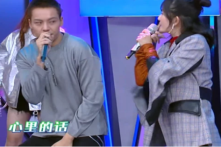 陈伟霆钟楚曦亲密互动,网友:强大的荷尔蒙我酥了!