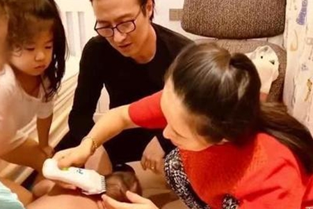 章子怡给儿子剃头，醒醒眼神有爱，夫妻俩发际线却成亮点