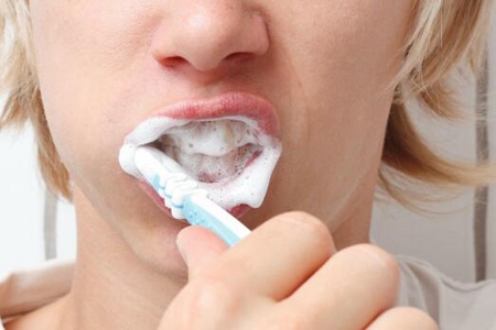 牙龈出血是什么原因？这三个原因引发不容忽视要治疗