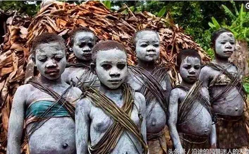 世界上结婚最小的人永远长不大