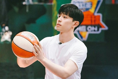 邓伦双凤眼迷死人,篮球三分命中率堪比职业选手