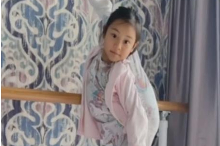 李小璐晒甜馨近照,网友:这难道不是李小璐本人?