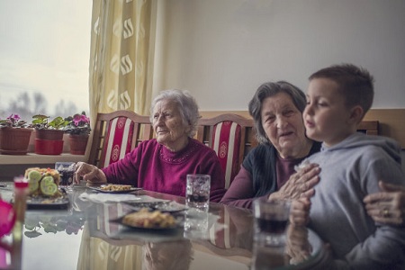 长辈给孙子嚼饭喂养，却导致孩子感染病毒而死亡