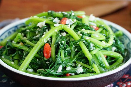 茼蒿怎么做好吃?这三道做法味道鲜美下酒又下饭