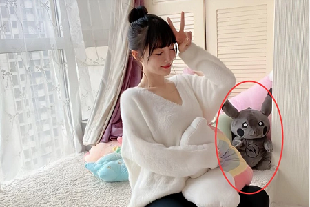 李小璐PGone隔空秀恩爱 大晒同款皮卡丘 前夫贾乃亮不是一般惨