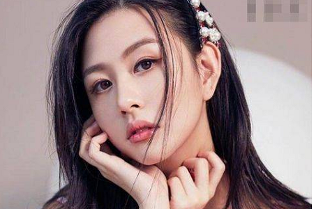 邱淑贞女儿拍摄杂志封面，被誉为最美星二代沈月颜值如何？