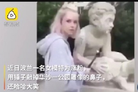 波兰女模特茱莉亚为博眼球无下限,竟敲掉200年雕像的鼻子