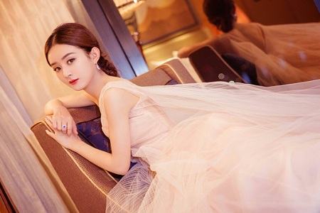 赵丽颖产后首晒照,肌肤嫩得出水,抱爱犬出镜素颜美炸天