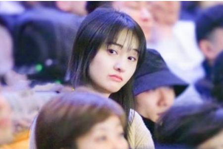 冯小刚郑爽张一山合照,网友调侃:像极老父亲带女儿登台
