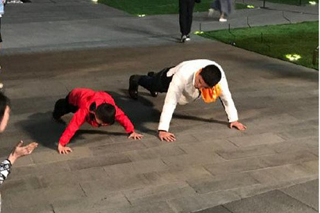 杜江路边摆地摊贴膜引人围观，凌潇肃售卖T恤遭众人嫌弃