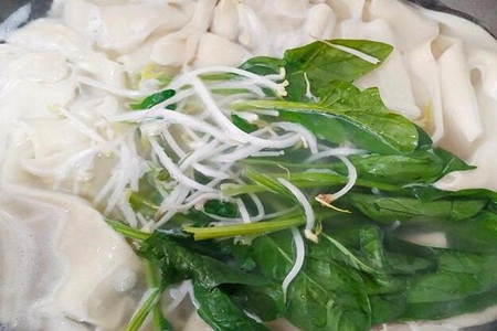 油泼面的做法,这道油泼面做法步骤筋道鲜香