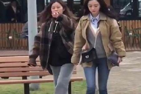 杨幂拍戏被偶遇,八字腿再成亮点,女助理态度嚣张引热议