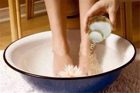 盐水泡脚有哪些好处？女性应知养生小常识！