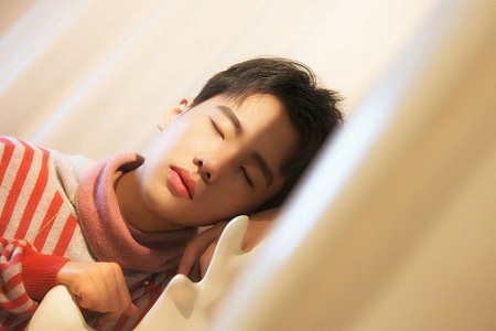 郭麒麟开超跑被网友偶遇，原来这才是富二代该有的样子