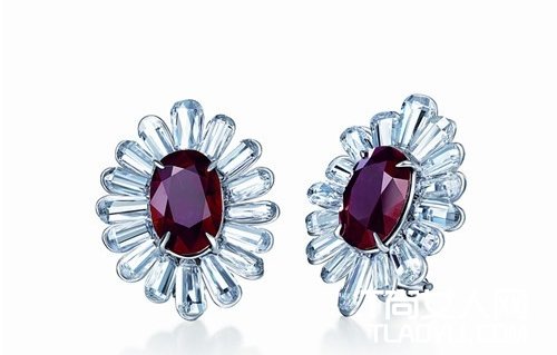 提升女王气质 显示超大宝石耳钉 