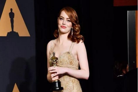 石头姐艾玛•斯通和戴夫•麦卡里订婚了，为啥女神都爱嫁给谐星？