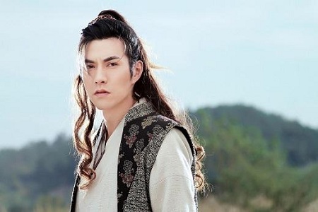 严屹宽侧脸硬朗无敌,绝对是被颜值耽误的演技派