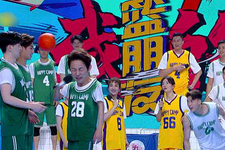 李易峰篮球砸何炅引起愤懑,网友直呼:心疼何老师!