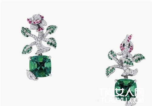 提升女王气质 显示超大宝石耳钉 