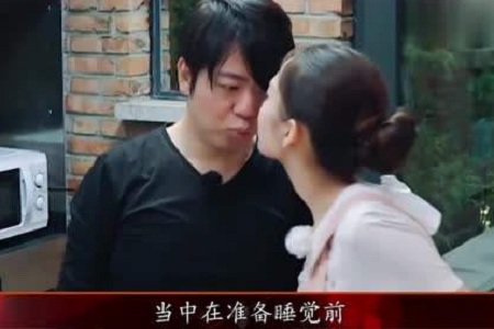 吉娜人形挂件郎朗急造人，借机缘喊话节目中生宝宝