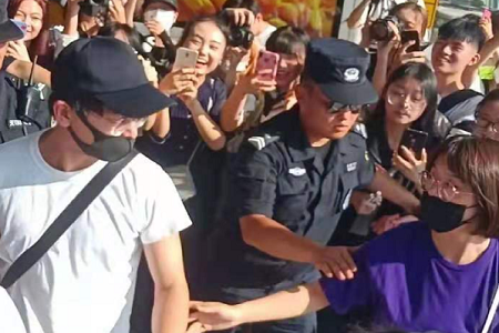 彭昱畅收下粉丝送的大碗,可谓名副其实“彭一碗”