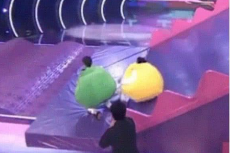 许巍洲一脚把郑爽踢成第一 老父亲沈腾大爷遛弯式救驾