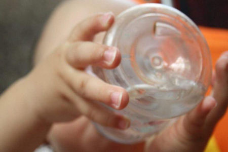 宝妈们不要再给孩子狂灌水了,会水中毒要有度