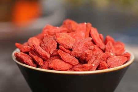 枸杞泡水喝的正确方法,这3种食疗枸杞的功效做法