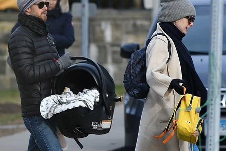 女星安妮•海瑟薇二胎已产，一家四口甜出行难掩女神气质