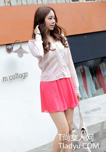 纯白V字针织衫体现女人温馨干练气息