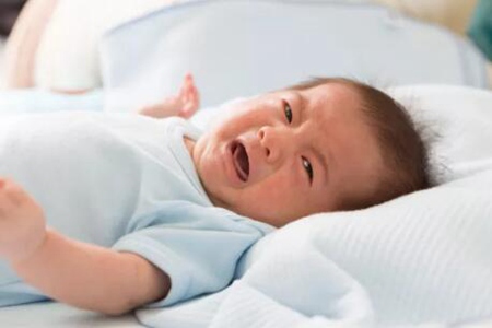 孩子晚上哭闹厉害怎么回事?这三个造成孩子晚上哭闹的原因