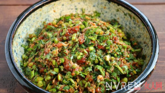 灌汤饺子馅的做法视频 芹菜猪肉饺子馅的做法