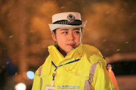 女交警撞脸陈妍希走红 网友：确定不是陈妍希？