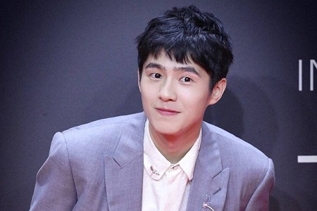 刘昊然红毯滑步,尽显调皮捣蛋,网友:你的偶像包袱呢?