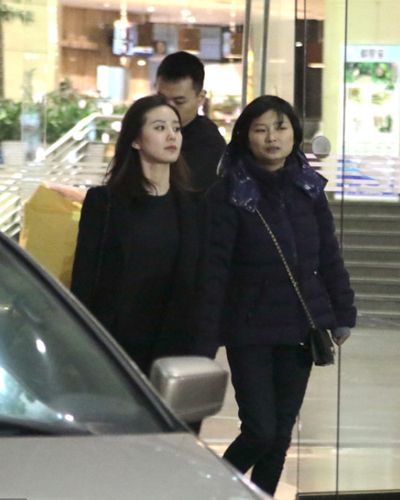 吴奇隆宠溺照顾刘诗诗