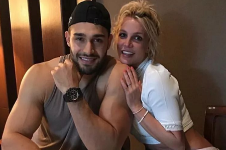 布兰妮小甜甜走光,与25岁小狼狗男友泡澡引网友酸成一片