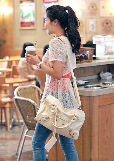 休闲个性活力搭配 变身俏皮妞