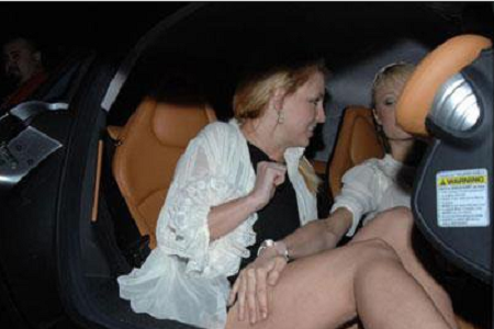 布兰妮小甜甜走光,与25岁小狼狗男友泡澡引网友酸成一片