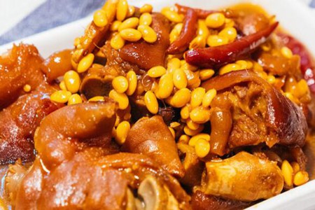 猪蹄怎么炖好吃？黄豆炖猪蹄的做法和配料