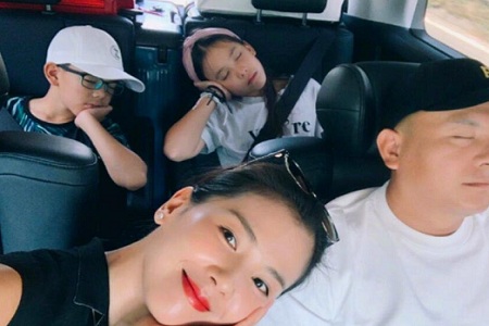 刘涛携儿女登封面,母子三人神韵相似,家庭关系坚不可摧