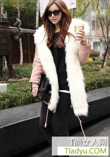 道晖芝出差搭配 长腿装时尚火辣