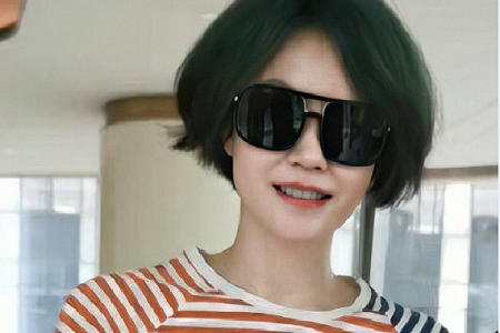 李亚鹏女友晒自拍王菲染绿发,旧爱新欢谁更出色?