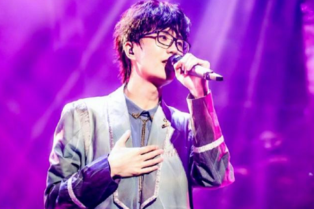 许嵩借新歌《羡慕》官宣恋情？靠在他肩上的沈月怎么回事？