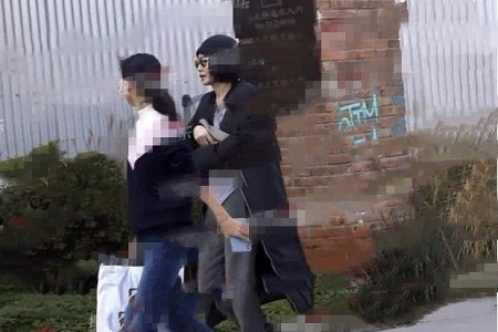 王菲打扮邋遢 羽绒服长T加褶子裤子 网友:确定是我女神?