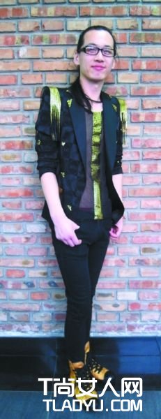 北京街头 五彩明艳装扮抢镜街头时尚