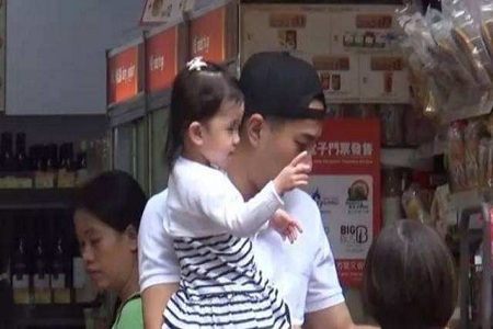 男星刘恺威离婚后首抱女儿小糯米,笑意盈盈却闭口不谈前妻杨幂