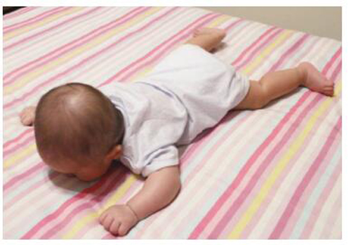 婴儿趴着睡觉正确图片